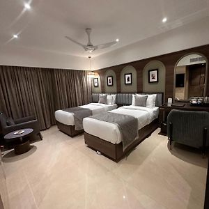 Elegant Room Twin Bed